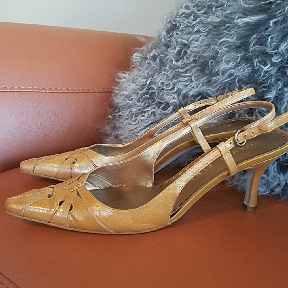 Gianni Bini sling back leather kitten heel